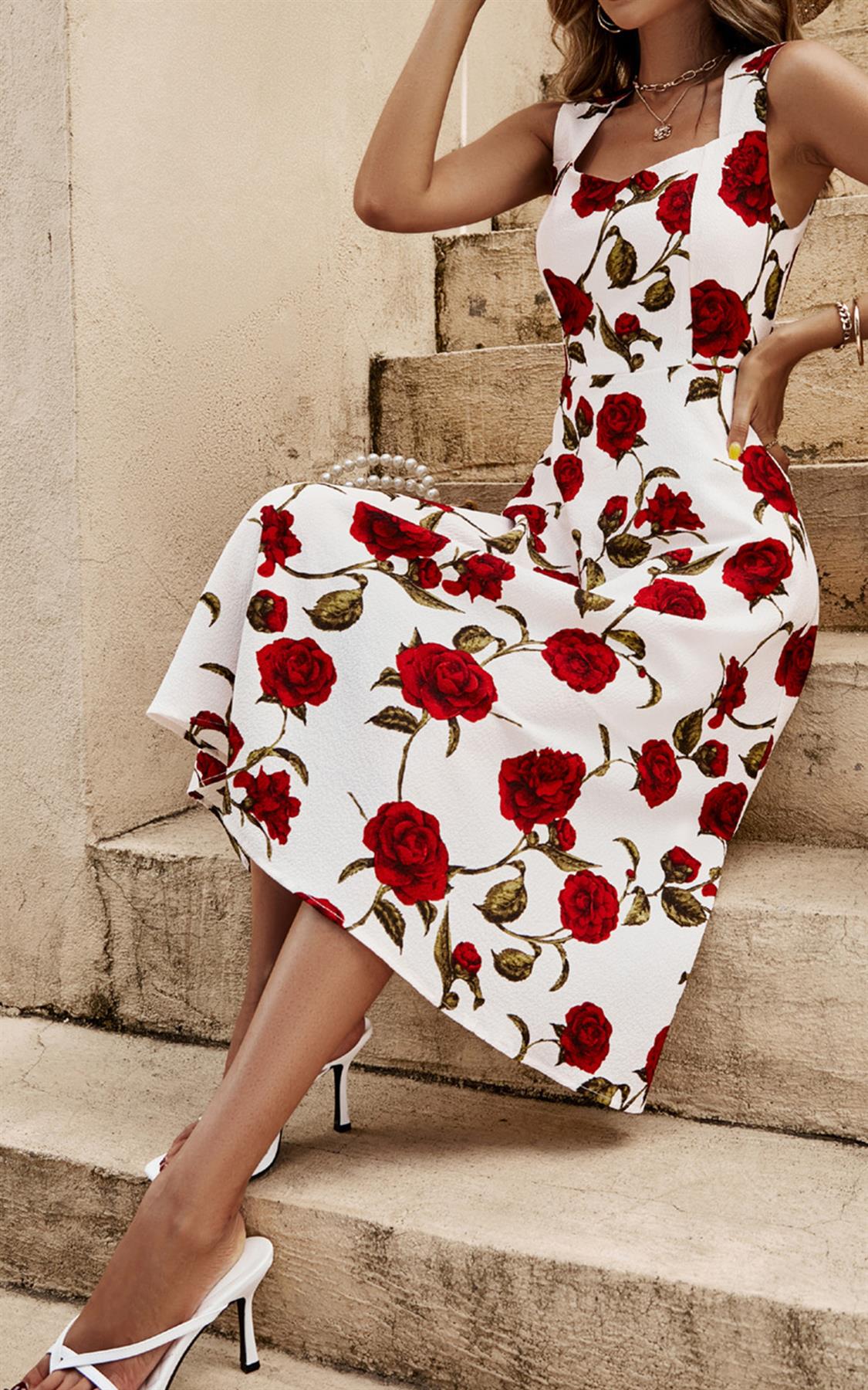 Midikleid mit roten Rosen und Herzausschnitt in Weiß