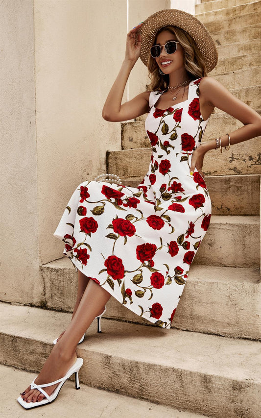 Midikleid mit roten Rosen und Herzausschnitt in Weiß