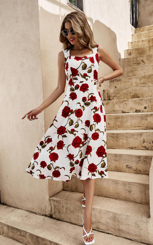Midikleid mit roten Rosen und Herzausschnitt in Weiß