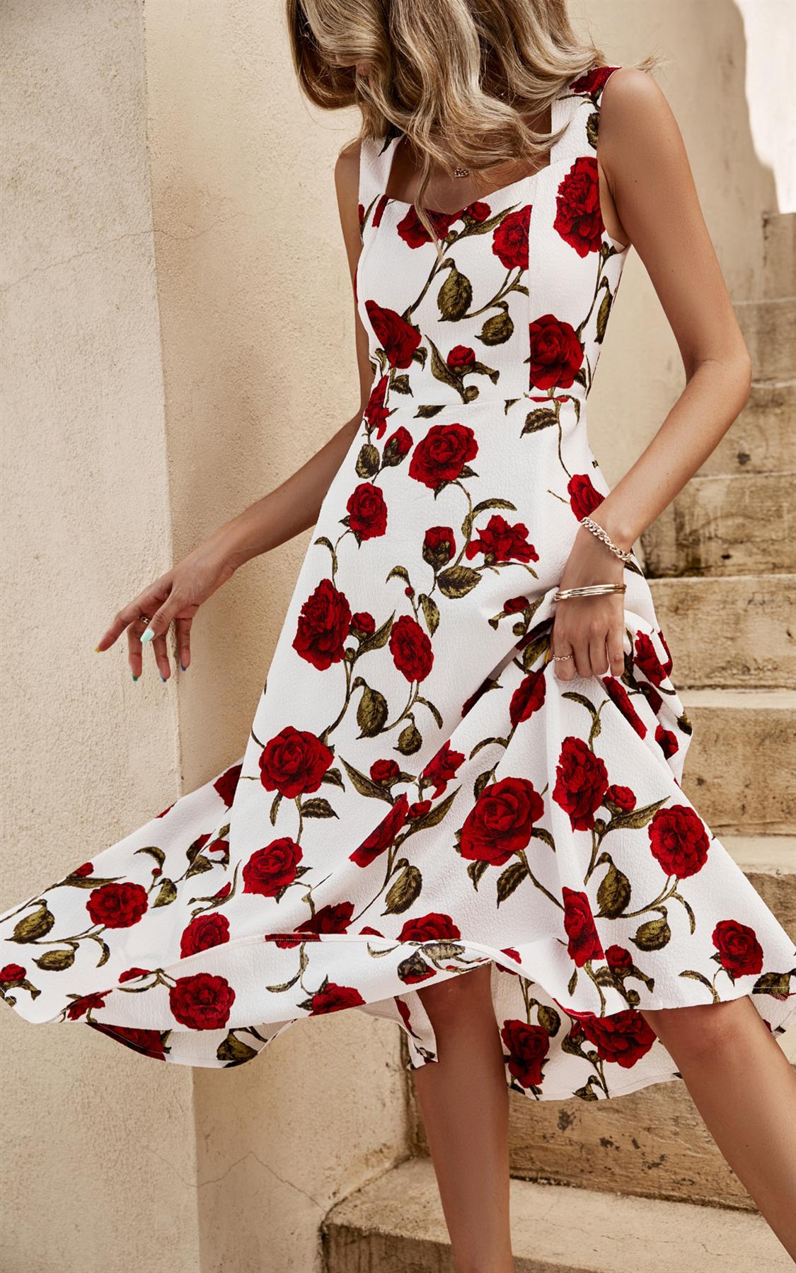 Midikleid mit roten Rosen und Herzausschnitt in Weiß