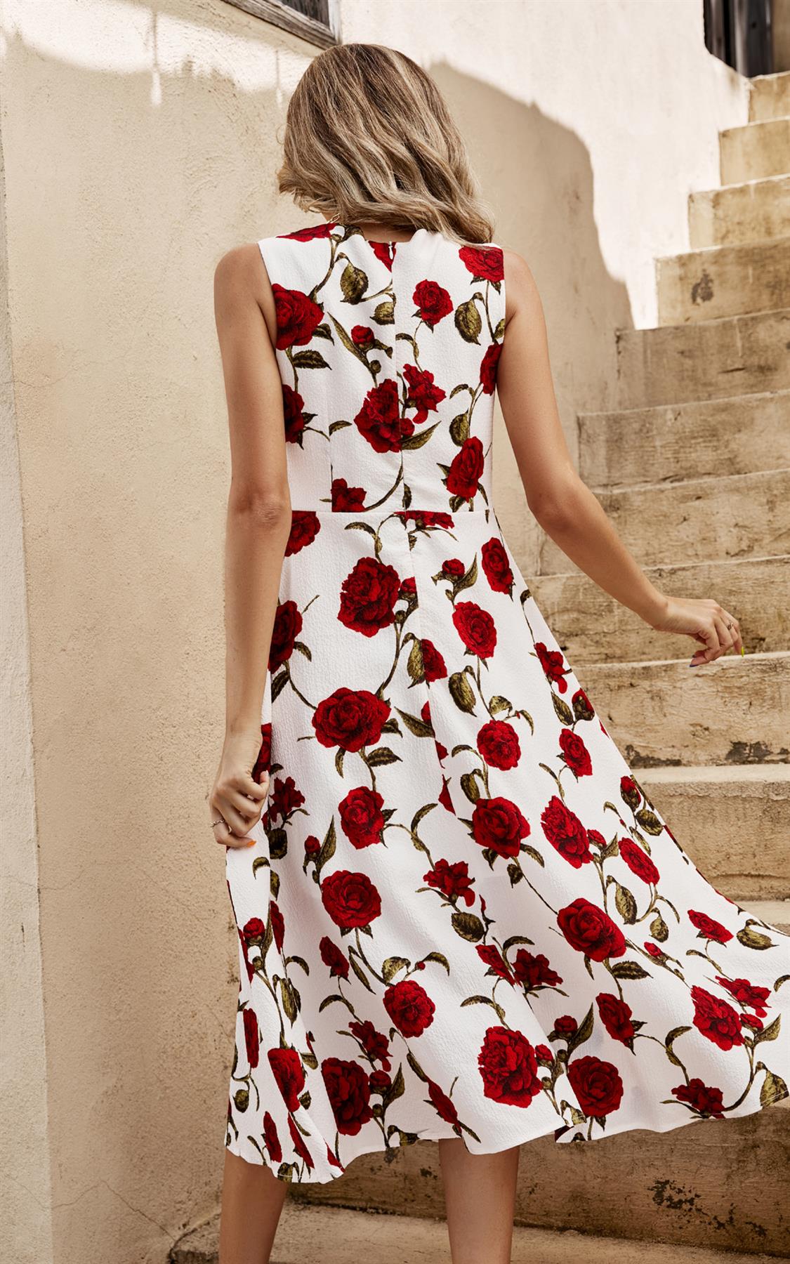 Midikleid mit roten Rosen und Herzausschnitt in Weiß