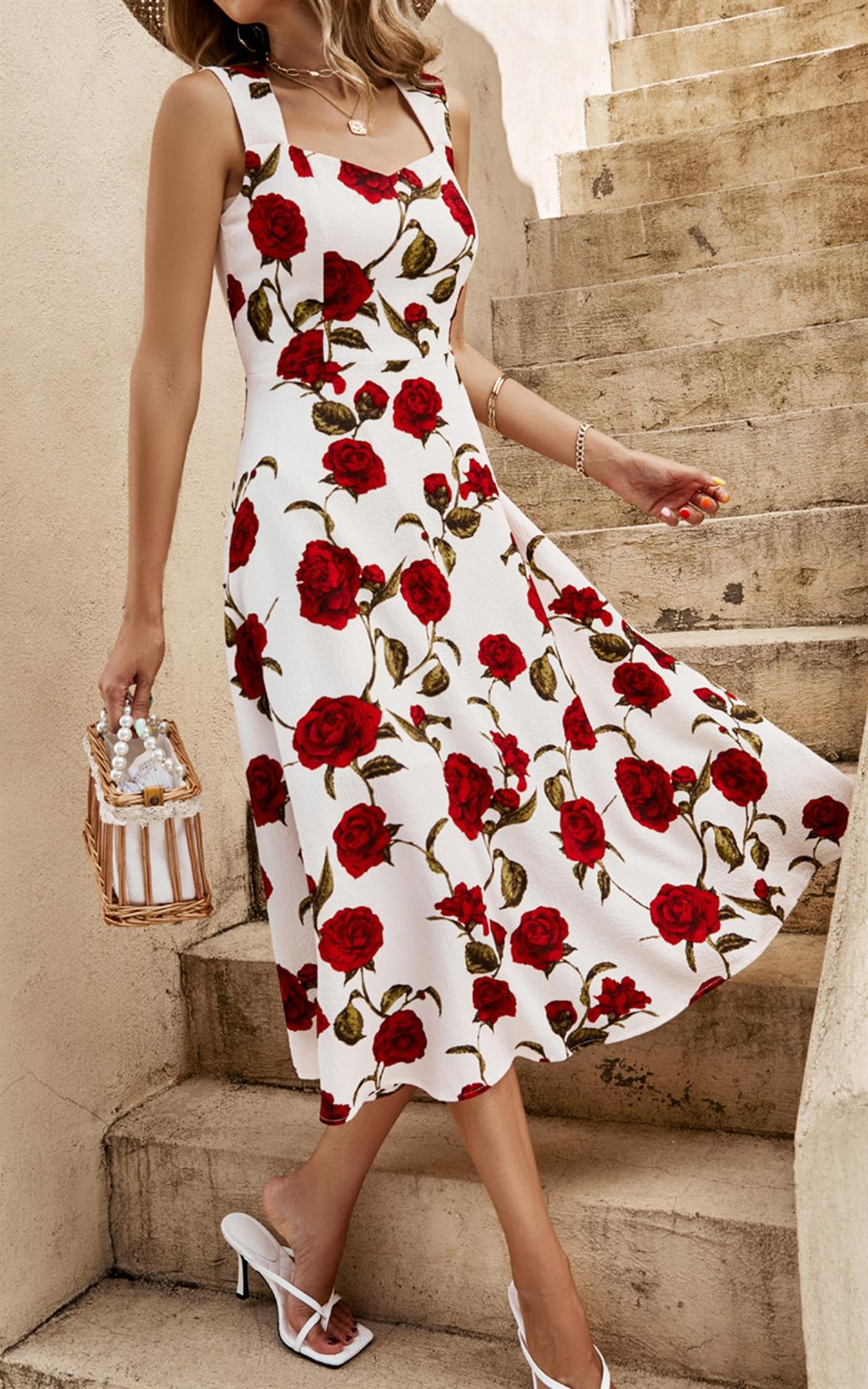 Midikleid mit roten Rosen und Herzausschnitt in Weiß